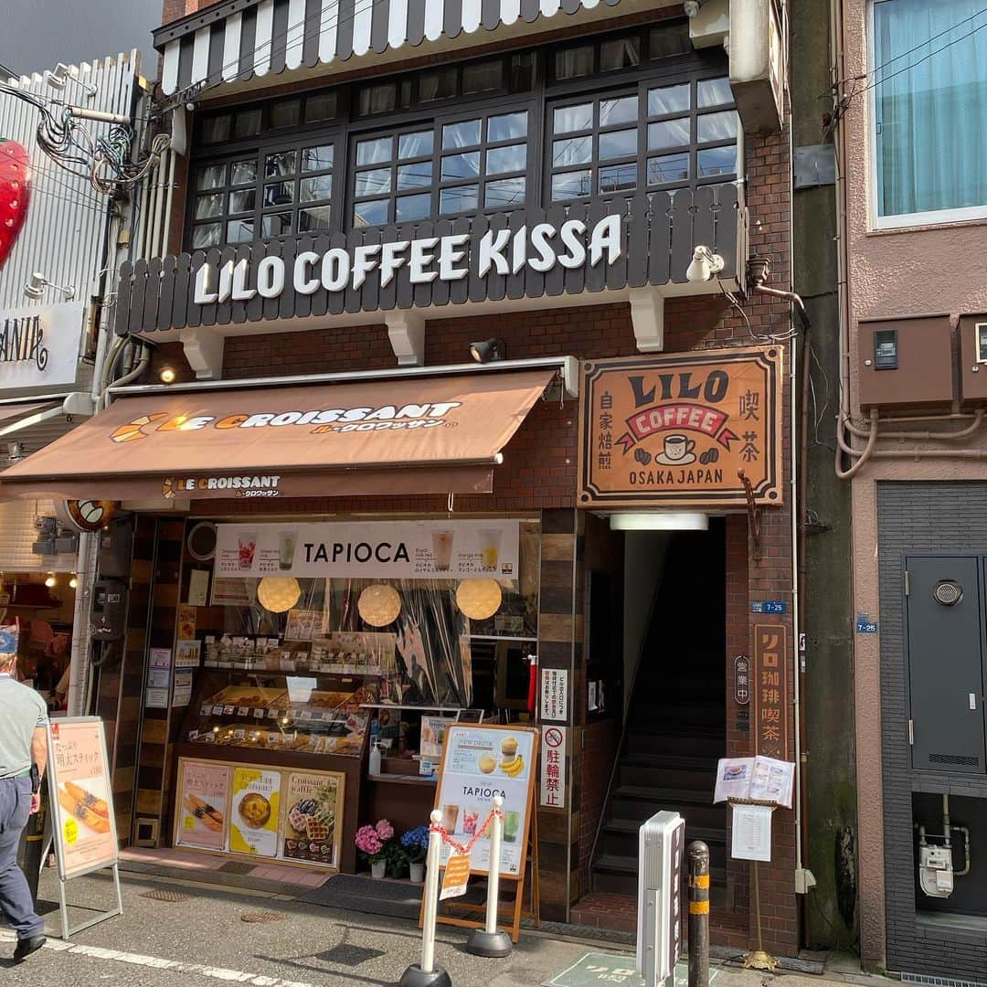 繁田梨世さんのインスタグラム写真 - (繁田梨世Instagram)「心斎橋にあるリロ珈琲喫茶店🍹  . . クリームメロンソーダとグリーンティーラテ😊  . . レトロでお店の中にはシャンデリアもあってキラキラしてました😆  . . 落ち着いて過ごせるお洒落な喫茶店☕️  . . コーヒーの種類も入れ方もめちゃ多くて今度はコーヒーをゆっくりとこだわって飲みに行きたいな🥺  #大阪#心斎橋#純喫茶#リロ珈琲喫茶 #LILO Coffee KISSA#クリームメロンソーダ#グリーンティーラテ#三層#濃厚抹茶#店員さん#丁寧#シャンデリア#お洒落#落ち着く場所#珈琲#コーヒー」7月1日 8時29分 - shigesurumedayo