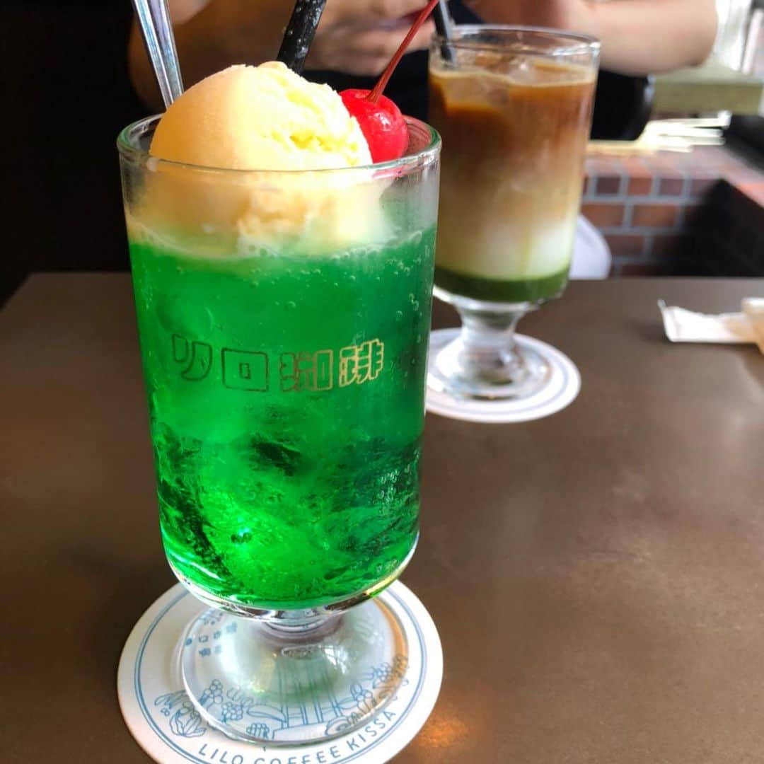 繁田梨世のインスタグラム：「心斎橋にあるリロ珈琲喫茶店🍹  . . クリームメロンソーダとグリーンティーラテ😊  . . レトロでお店の中にはシャンデリアもあってキラキラしてました😆  . . 落ち着いて過ごせるお洒落な喫茶店☕️  . . コーヒーの種類も入れ方もめちゃ多くて今度はコーヒーをゆっくりとこだわって飲みに行きたいな🥺  #大阪#心斎橋#純喫茶#リロ珈琲喫茶 #LILO Coffee KISSA#クリームメロンソーダ#グリーンティーラテ#三層#濃厚抹茶#店員さん#丁寧#シャンデリア#お洒落#落ち着く場所#珈琲#コーヒー」