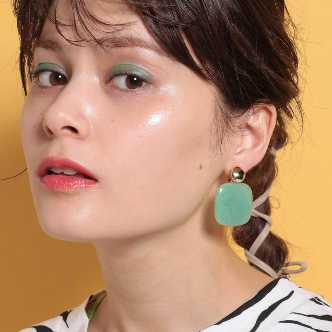 Me%さんのインスタグラム写真 - (Me%Instagram)「colorful summer pierce ————— スクエアカラーマーブルピアス（item891472） ※7/2〜 comingsoon.  夏らしいcolorfulピアス。 爽やかなカラーの中のマーブル感がとっても涼しげ。 トレンドのゼブラ柄との合わせや、カラーで統一したコーデもおすすめです。 ————— #mepercent #accessory #pierce #earrings  #summertime」7月1日 8時31分 - me_percent