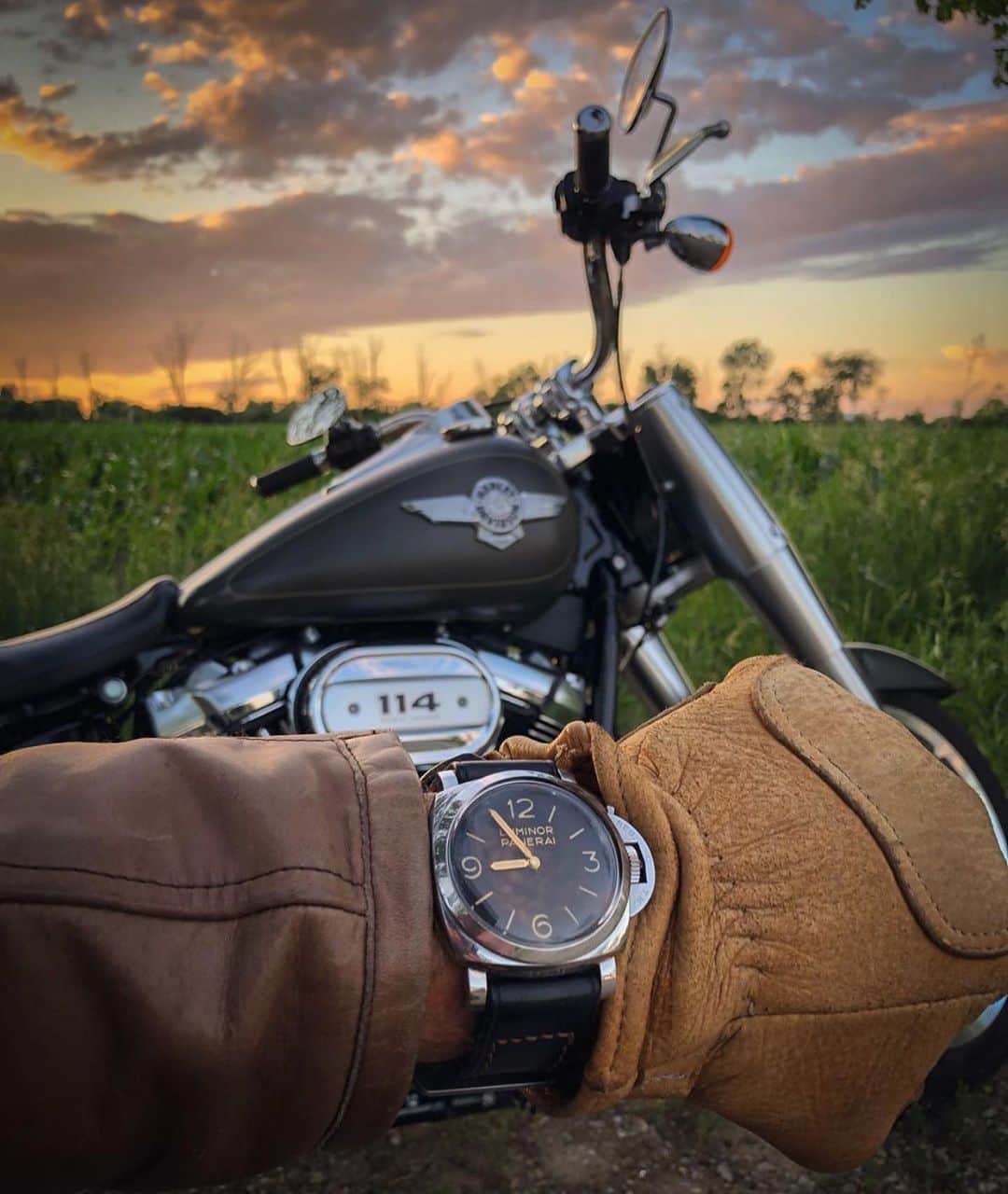 パネライのインスタグラム：「How to properly end the day courtesy of @the.noys_ rocking one of the best modern #Panerai Luminor models released. Just my opinion. #PAM372 47mm Luminor. Do you agree? If not what do you think is? #Paneraicentral」