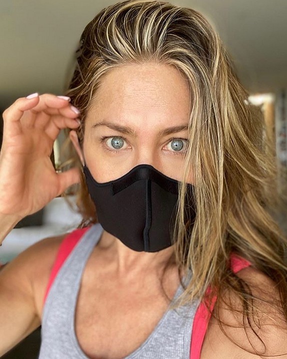 Just Jaredさんのインスタグラム写真 - (Just JaredInstagram)「@jenniferaniston shares a masked selfie with an important message. Tap this picture in the LINK IN BIO for more... #jenniferaniston  Photo: @jenniferaniston」7月1日 7時02分 - justjared