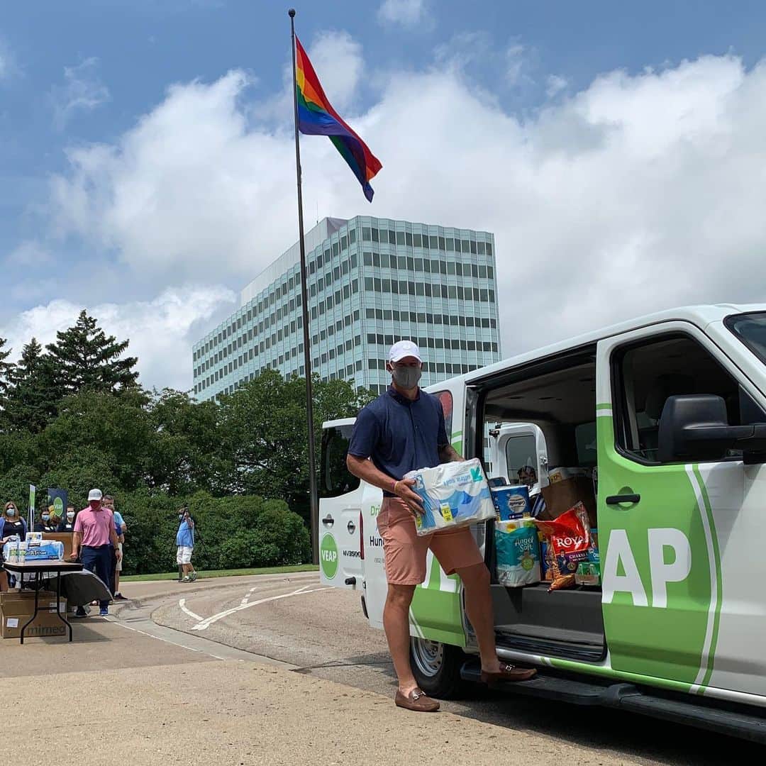 3M（スリーエム）のインスタグラム：「The #3MOpen is more than a golf tournament. That’s why we’re partnering with organizations that are supporting recovery, relief & restoration efforts across Minnesota. Thank you @3mopen Ambassador @kylerudolph82 for swinging by our food drive to help support @veap, lifting families up impacted by #COVID19.」