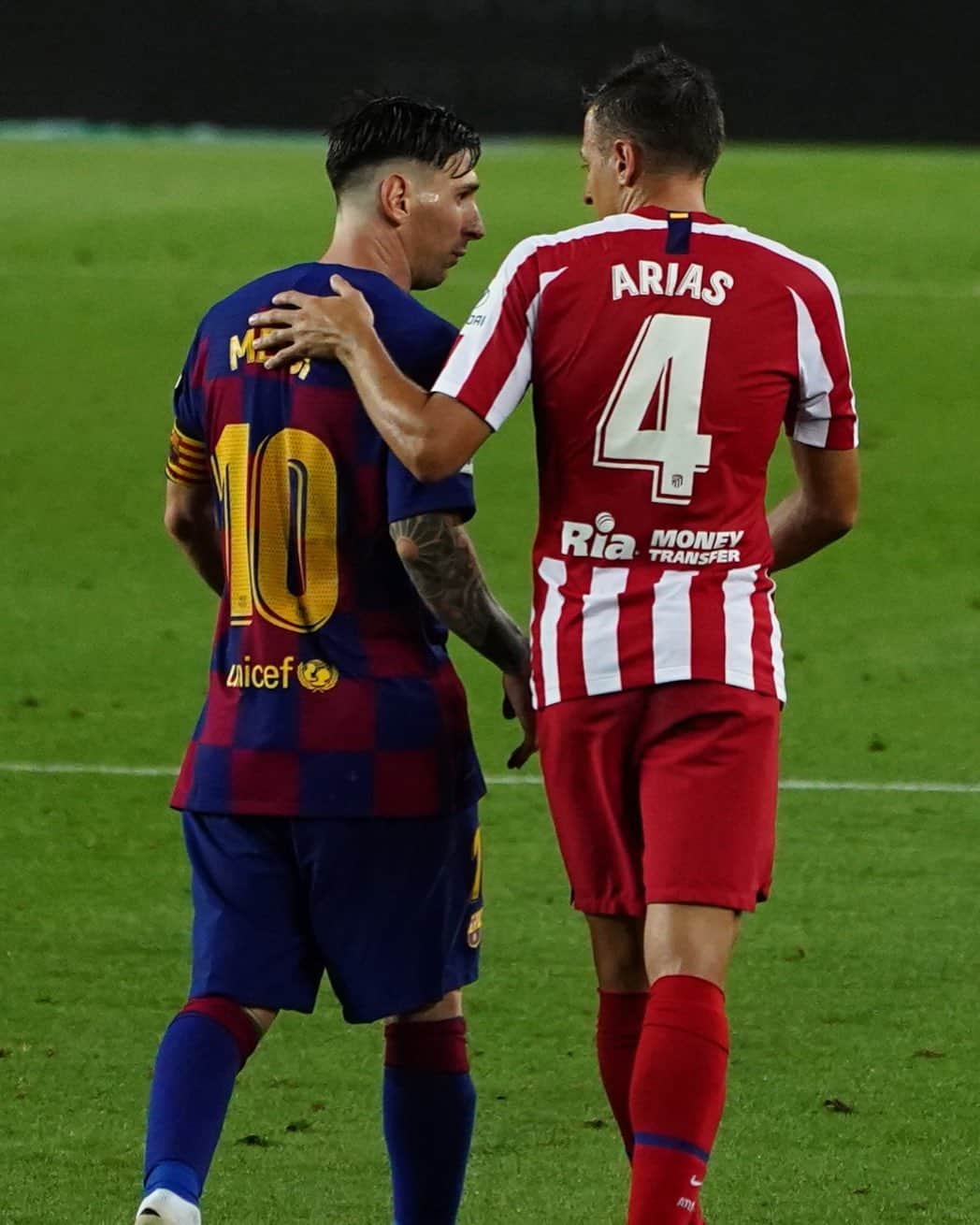 LFPさんのインスタグラム写真 - (LFPInstagram)「🇦🇷🇨🇴 @leomessi & @santiagoarias13, friends with different shirts! • 🇦🇷🇨🇴 #Messi y #Arias, ¡amigos con diferente camiseta! • #BarçaAtleti #LaLiga #LaLigaSantander #Barça #Atleti #Football」7月1日 7時12分 - laliga