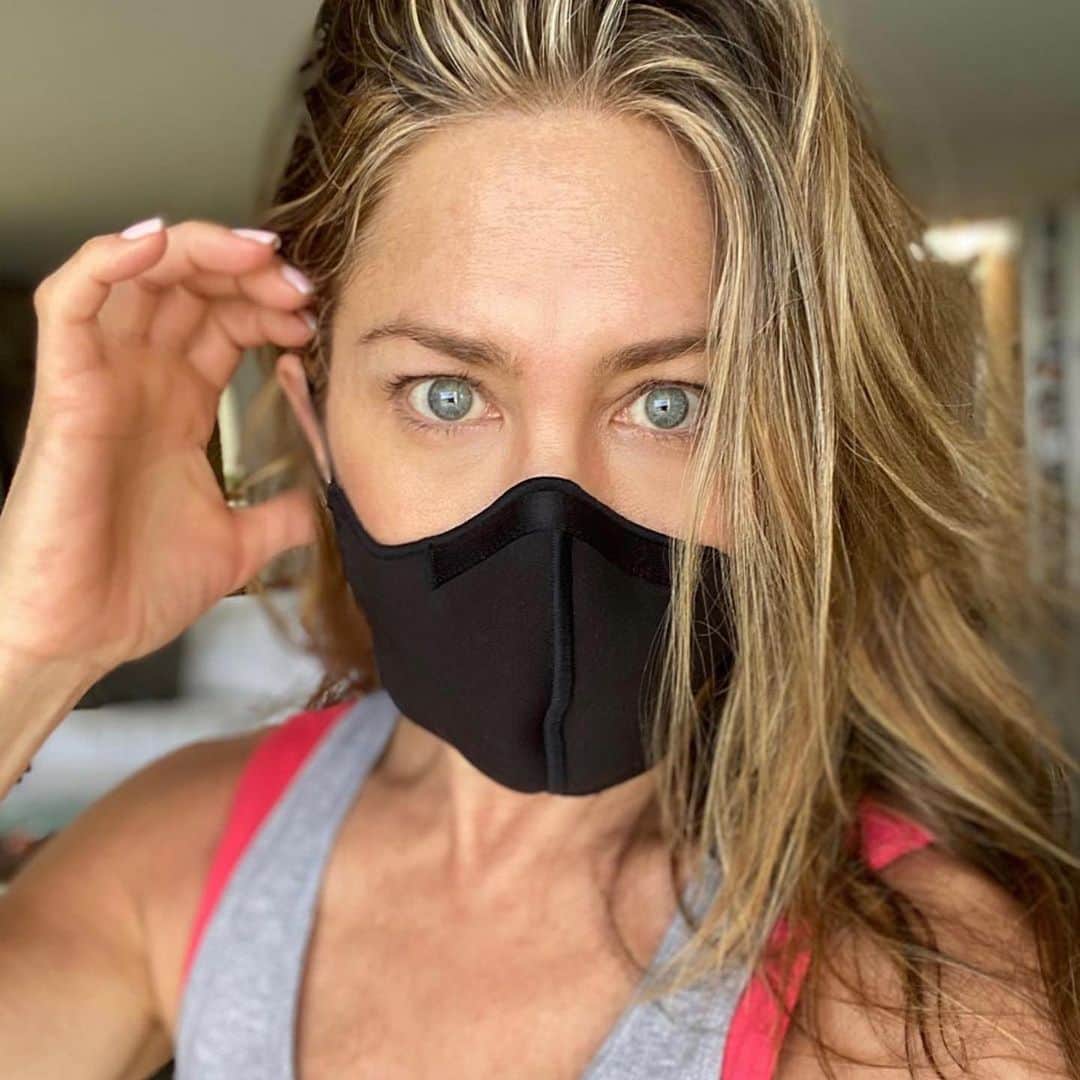 エリン・アンドリューズのインスタグラム：「WELL SAID @jenniferaniston!! #Wearadamnmask  Repost @jenniferaniston with @get_repost ・・・ I understand masks are inconvenient and uncomfortable. But don’t you feel that it’s worse that businesses are shutting down... jobs are being lost... health care workers are hitting absolute exhaustion. And so many lives have been taken by this virus because we aren’t doing enough. ⠀ ⠀ I really do believe in the basic goodness of people so I know we can all do this 🥰 BUT still, there are many people in our country refusing to take the necessary steps to flatten the curve, and keep each other safe. People seem worried about their “rights being taken away” by being asked to wear a mask. This simple and effective recommendation is being politicized at the expense of peoples’ lives. And it really shouldn’t be a debate 🙏🏼 ⠀ ⠀ If you care about human life, please... just #wearadamnmask 😷 and encourage those around you to do the same ❤️」