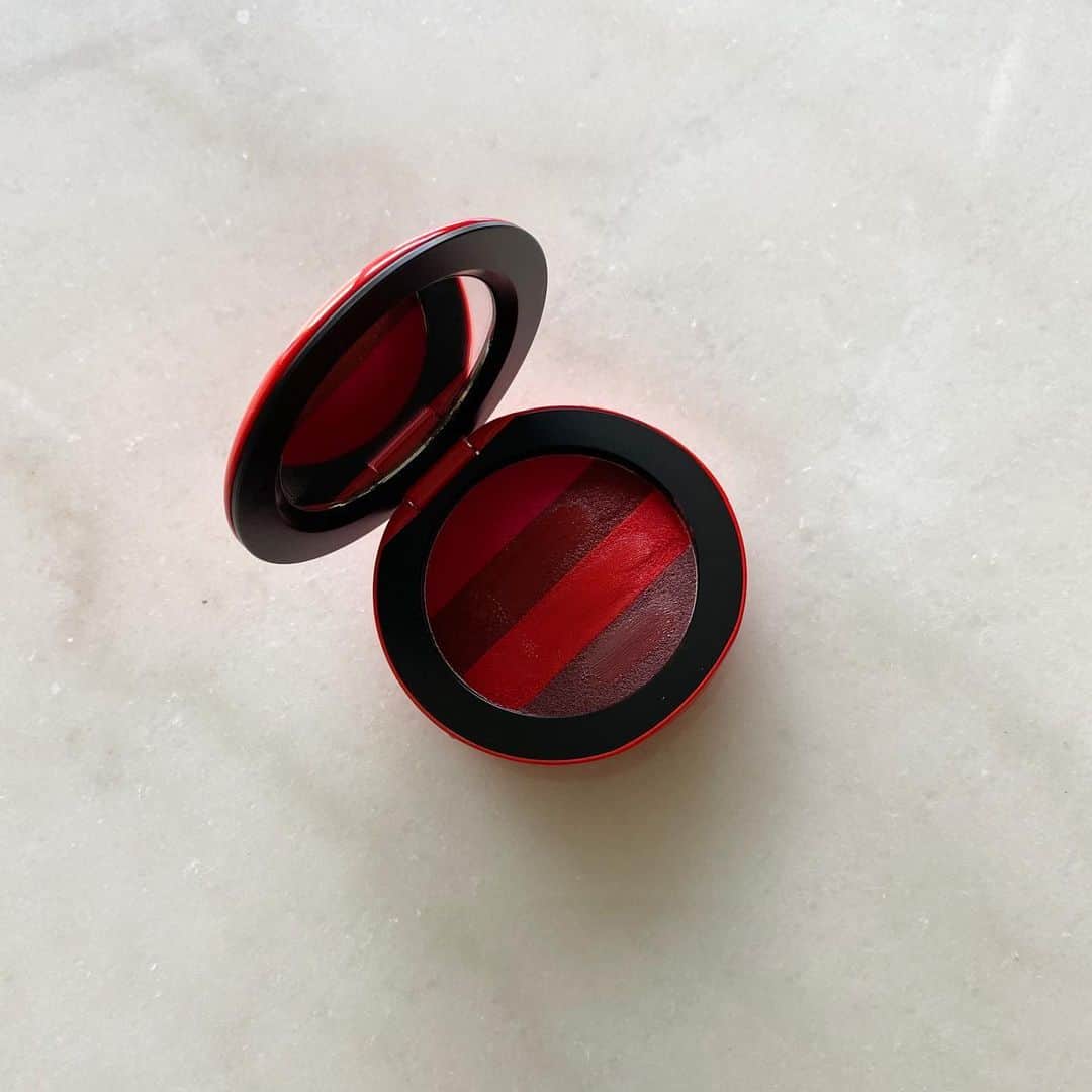 のインスタグラム：「Cute lip palette like castanets. 見た目の可愛さに惹かれて。 カーネルから抽出したというコールドプレスのチェリーオイルにペプチド、ビタミンCなどの抗酸化物質から成る100%野菜由来でマットスエードな質感なのに乾燥しない。カスタネットみたいな小さなコンパクトは持ってて気分も上がる♪ ここのeye podsってシャドーセットが使い勝手良さそうなうえ可愛いくてお値段ちょっとお高めだけど気になってる。 @westmanatelier  #nyc #life #cosmetics #lips #lippalette  #lipcolor #vegancosmetics #noanimal」