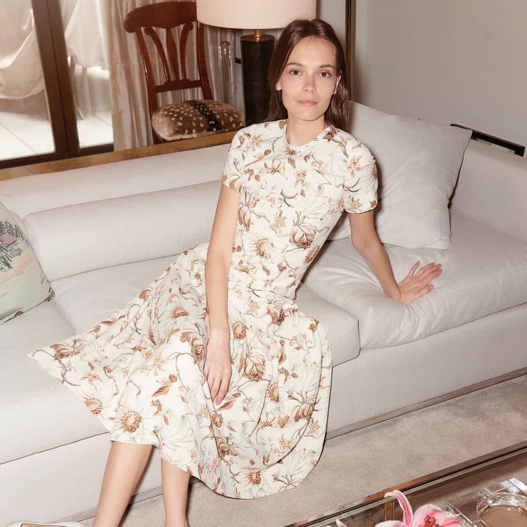 Saks Fifth Avenueのインスタグラム：「A neutral floral print is the kind of subtle chic that @oscardelarenta has spent decades perfecting. #SaksStyle」