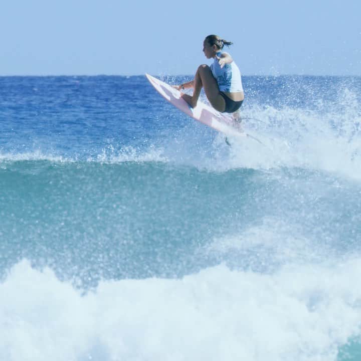 カリッサ・ムーアのインスタグラム：「Baby air to slash on my favorite @mayhemsurfboards_mattbiolos MR model ... video: @swellpatrol Rick Memsic」