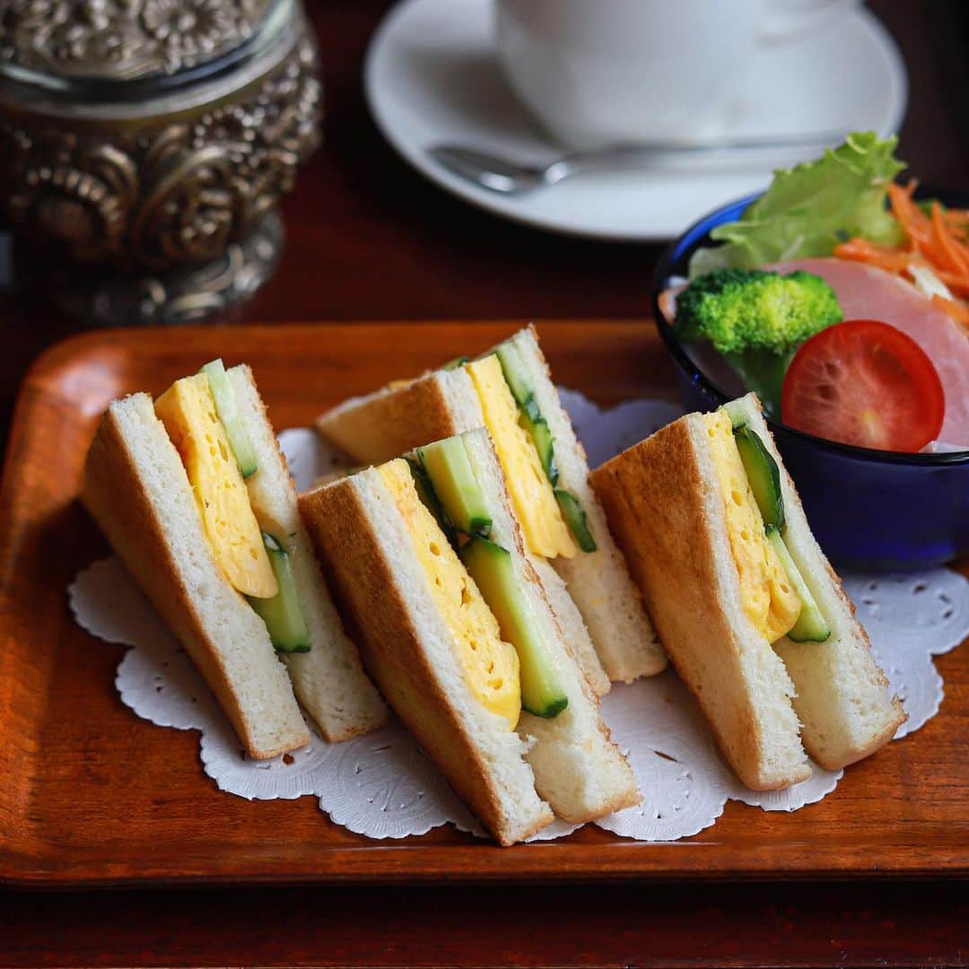 きょん。さんのインスタグラム写真 - (きょん。Instagram)「.  .  珈琲閣 @_coffee_kaku_  特に 詳しく下調べすることなく 訪れた結果、 フルーツサンドが 11:00からだと知った a.m.9:30。  それまで どうやって過ごそうか、 を考えた結果、 モーニングにあった サンドイッチを。  なにこの 温もり溢れに溢れた 三角形…。  #珈琲閣#breakfast#sandwich」7月1日 7時31分 - kyon_tokiiro