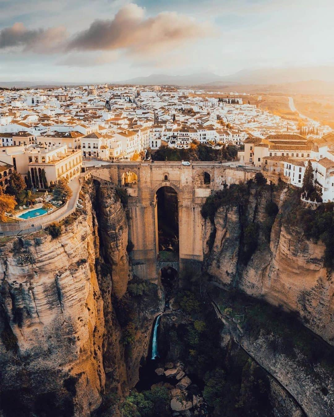 Earth Picsさんのインスタグラム写真 - (Earth PicsInstagram)「Ronda aka. The City on the Edge. Anyone else curious about that door? An exclusive suite, maybe? That was my initial thought, but it turned out that the rooms in the central part of the bridge were used as prison cells and torture chambers in the 19th century and during the Spanish Civil War.  Ernest Hemingway writes in his classic "For Whom The Bell Tolls" that prisoners were thrown off the bridge during the Civil War.  Whether this is true, however, has not yet been clarified. Today the rooms are used as a museum that displays the bridge‘s rich history. Photo and caption by @lennart」7月1日 7時36分 - earthpix