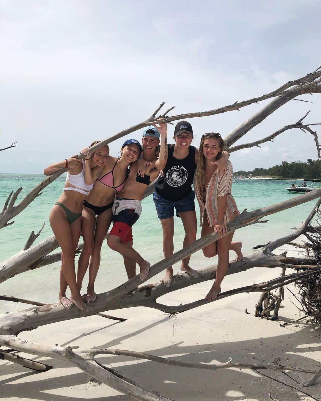 レイチェル・パーソンズのインスタグラム：「Just a bunch of gays and a straight couple on a beach, don’t mind us.」