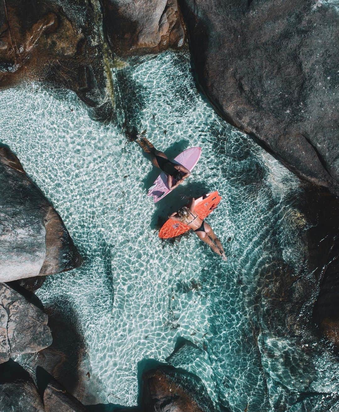 フェリシティー・パルマティアーのインスタグラム：「Sharing stories in nature’s day spa with this beauty 🤫 @juliamuniz  📸 by @scottbauerphoto」