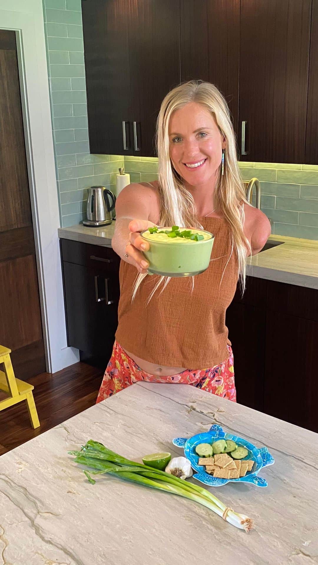 Bethany Hamiltonのインスタグラム：「Dips & sauces make food so fun and delicious, so that is where I often start in the kitchen! This is the first time I’ve made this green onion dip with no recipe. That’s my style, I like to wing it. And I’ll show you how! Green onions are kinda like that ‘what do I do with you’ food for me but I enjoyed them in this creamy dip! It’s yummy on crackers, veggies to dip, wraps, sandwiches, and more!  Check out the recipe on my blog: https://bit.ly/2NKlhNC #linkinbio」
