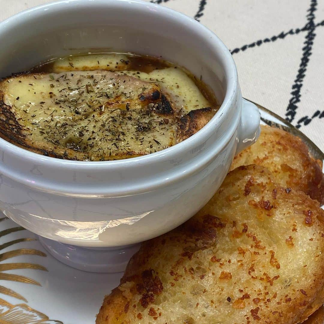 ユリ さんのインスタグラム写真 - (ユリ Instagram)「양파수프french onion soup👩🏻‍🍳 비프 스톡 이용하고, 양파 캐러멜 라이징 되면 밀가루,레드와인 붓고 강불로 올린 뒤 뭉근히 끓여요 그뤼에르 치즈 사이드로 올려서 토치 사용 하면 완성 ^^ 세상에서 제일 쉽고 제일 맛있는 마늘 바게트는 #유리한식탁 에서 알려줄게요  #어니언스프#frenchonionsoup#garlicbaguette🥖  THX @chezsusie」7月1日 8時00分 - yulyulk