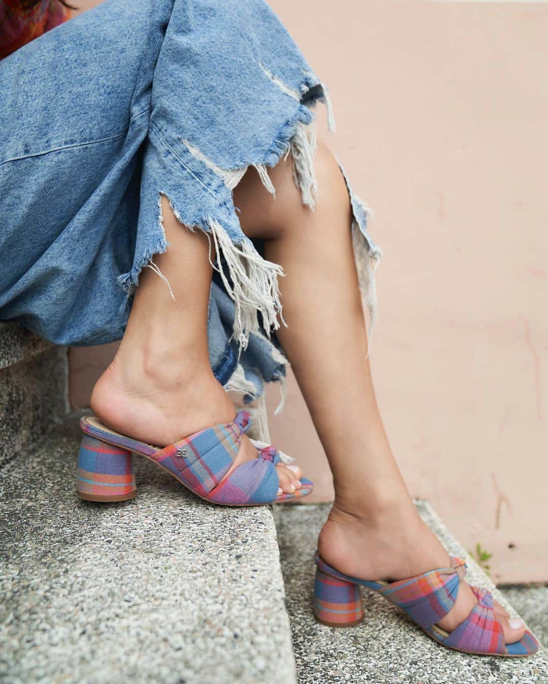サムエデルマンのインスタグラム：「Sitting pretty in plaid  Tap to shop the #Shilou block heel mule, now on sale #LooksWeLove #SamEdelman」