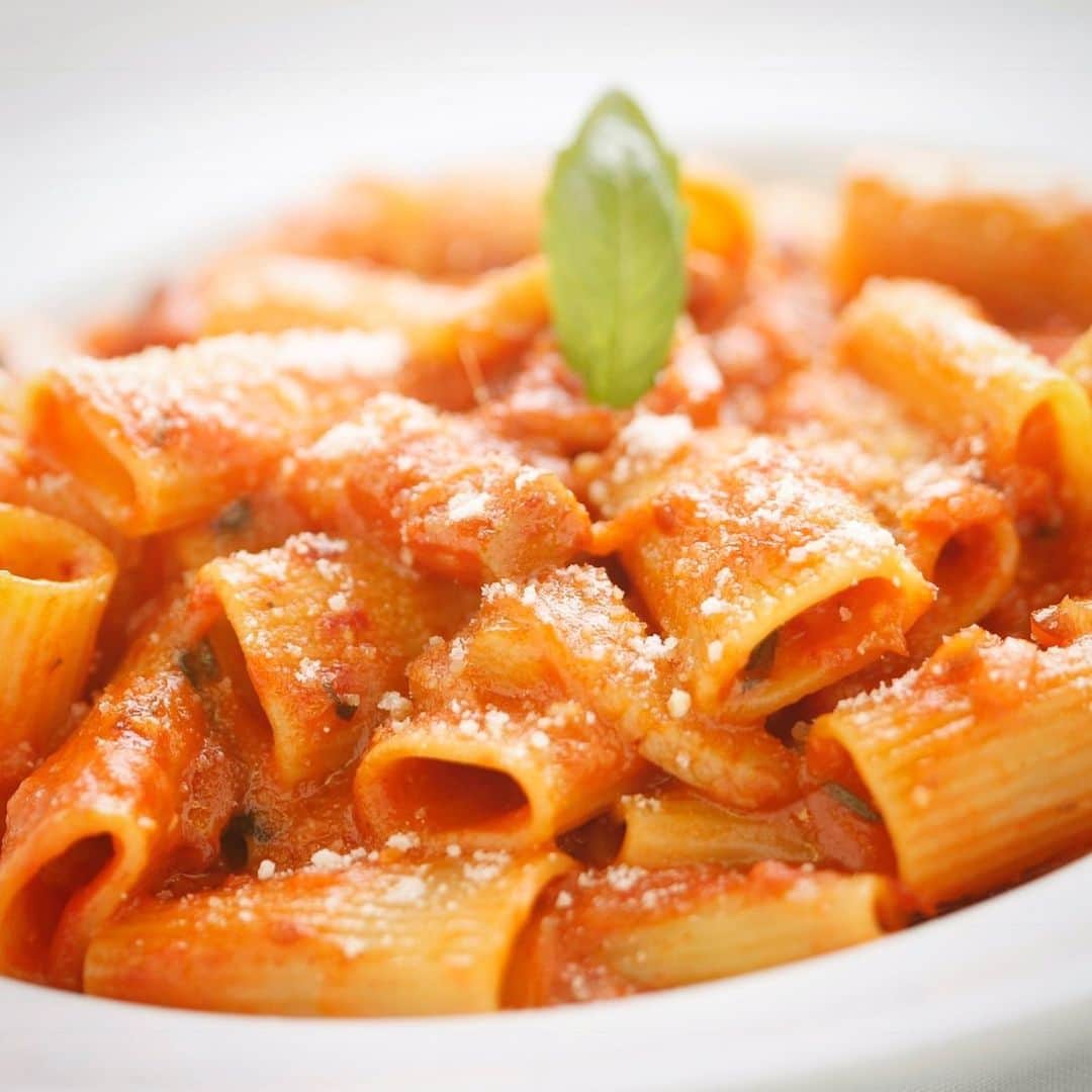 Arancino Di Mareのインスタグラム：「Featured on @buzzfeedfood as one of the best in the country - our Rigatoni all’ Amatriciana! [30 Dishes From Around The Country Every Pasta Lover Must Try!] 🇮🇹🤙🏽#arancinodimare #arancino #italian #spaghetti #arancinodimare #foodies #amatriciana #tomato #buzzfeedfood #pancetta #buzzfeedtasty #pasta #pancetta #waikiki #rigatoni #rome #111hawaiiaward #supportlocal #アランチーノディマーレ #アランチーノ #イタリアン #パスタ #ハワイ #おいしい #ホノルル #ハワイ大好き #haleainaawards #ハワイ旅行 #hawaiisbestkitchens #hfwf19 #frolichawaii #foodagogo」