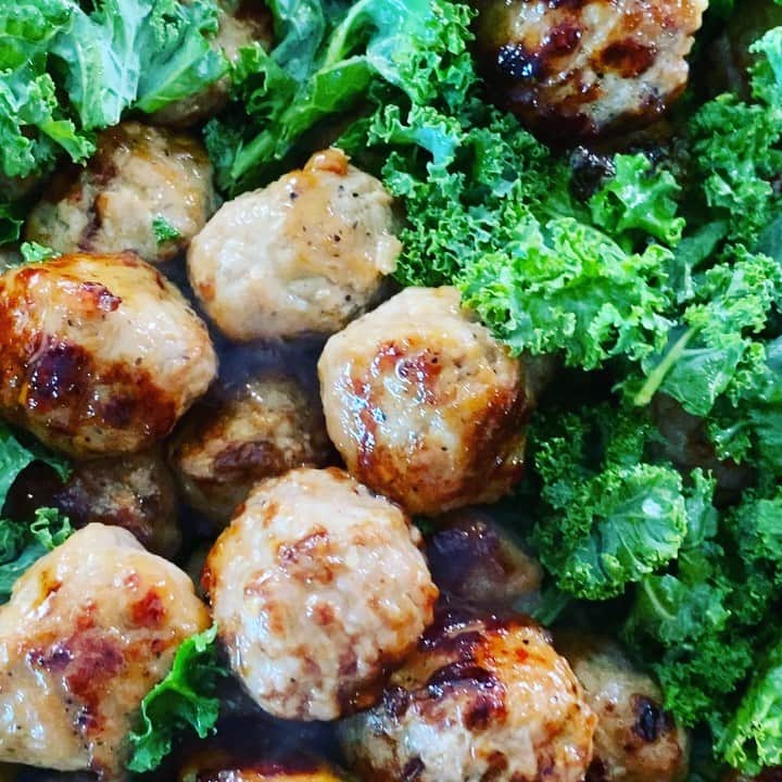 ケリスのインスタグラム：「Pineapple meatballs and kale from our garden now just add @bountyandfull truth habanero cbd hot sauce !」