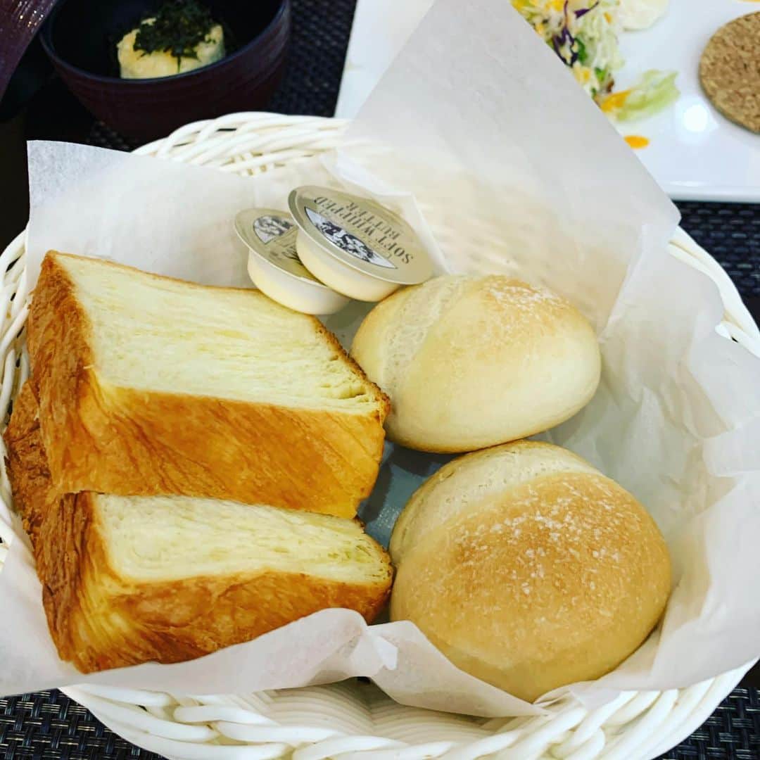金村義明さんのインスタグラム写真 - (金村義明Instagram)「朝食！焼き立てパン！焼きおにぎりに出汁！ちょうどええー」7月1日 8時14分 - yoshiaki_kanemura
