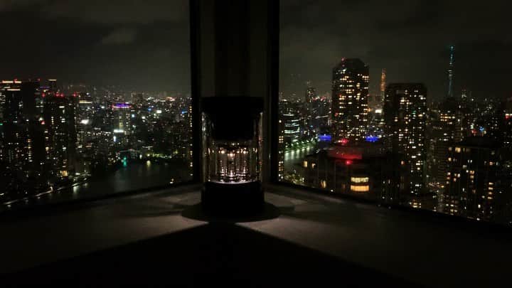菊池沙都のインスタグラム：「🎼 New speaker with my favorite song :)  #スピーカー#バルミューダスピーカー #balmuda#balmudathespeaker これまたおしゃれ。音も良し。 家電家具は基本的に大貴のセンス👏✨ #私の旦那さん ちなみに動画は1分間ほぼこのまま🙆‍♀️笑」