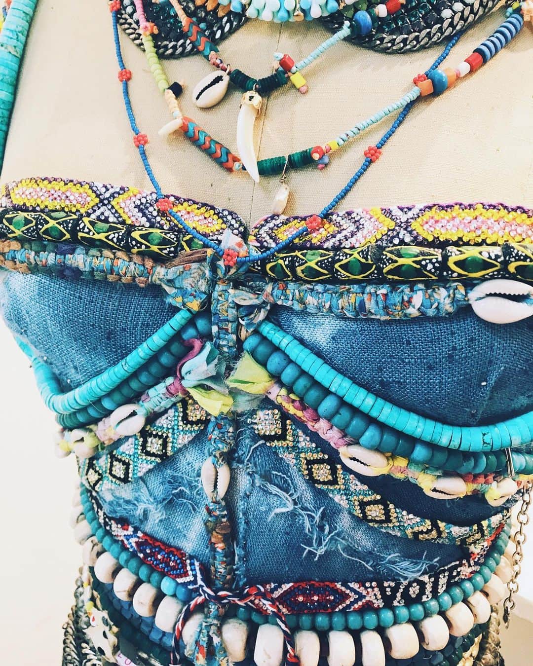 ダニジョーのインスタグラム：「details from our newest fembot 💙」