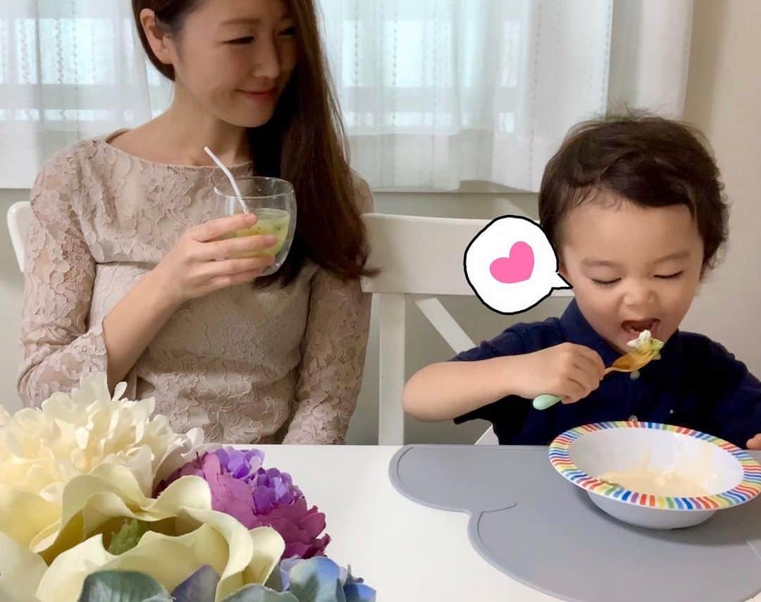 花田浩菜のインスタグラム：「汗っかきな息子👶笑 最近暑いから、お昼寝から起きると物凄い汗だく〜😂😂 娘っ子も寝ていたので、2人だけでひんやりおやつタイムに🥰 . 食いしん坊さんなので、与えたものはぜーんぶ人に与えず自分で食べちゃう息子。笑　 甘いものなんて瞬殺。笑 よく食べるけど、偏食で野菜はほとんど食べないし、 ケーキ大きめでも一個なんてあげたら甘いものは大好きなので全部食べちゃうから💦、 せめてフルーツでビタミンとって欲しい！とおやつやデザートに良く出しています🥝 . . ということで @zespri_jp の#サンゴールドキウイ と#グリーンキウイ を剥いて星形に抜いて凍らせただけの#フローズンキウイ をアイスに添えて🍨 簡単で可愛くて凍らせても甘くて❤️2色になるから彩りも可愛いんです😊 ついでに抜いて余った残りのキウイも凍らせて氷がわりに炭酸水に入れて、シロップ入れたらノンアルコールの#キウイモヒート 風に🍸母はこれがお気に入り〜😊❤️ . . うちの息子は嫌いなもの察知レーダーが凄くてw、みじん切りにした野菜とかも一個一個掘り出して私のお皿に乗せてくるような子😂 なので、キウイは息子も大好きなフルーツでかつ栄養たっぷりで助かります✨ ゼスプリ サンゴールドキウイは1個で1日に必要なビタミンCがとれるんだそう🥝 夏バテ・夏風邪対策にも良さそうだし、足りない栄養素が美味しく楽しくチャージできるのは親的にほんと、嬉しいです🥺🙇‍♀️よくお食事の時のフルーツにも登場します😊 .  @zespri_jp の公式アカウントではキウイを使ったレシピもたくさん紹介されています✨CMでやっている、 『ヘルシーは好きなことを楽しみながら♪』の曲も親子で大好き😊😊 今、@zespri_jp では#おきかえキウイ のキャンペーンもやっているので是非チェックしてみて下さい😊🥝💕 . . #おきかえキウイ #キウイ #ゼスプリ #ゼスプリキウイ #こどもごはん #ゼスプリ_PR #おうち時間を楽しむ #みんなのおうち時間 #2歳8ヶ月 #男の子ママ #2歳差兄妹 #2歳差育児 #2児ママ #兄妹ママ #女の子ママ #おやつタイム #happy #happydays」