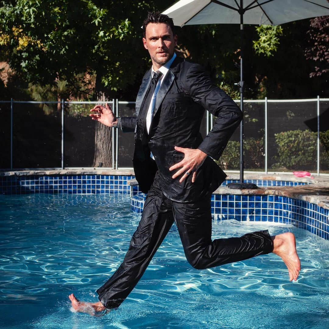 オウェイン・イオマンのインスタグラム：「Walk on Water. Photo by @chrissingerme  #water #walkonwater #onesmallstep #summer #steppingout #pool #quarantinelife #quarantine #suit #suitandtie #wet #wetsuit #alldressedupandnowheretogo #miracle #magic #summer2020」