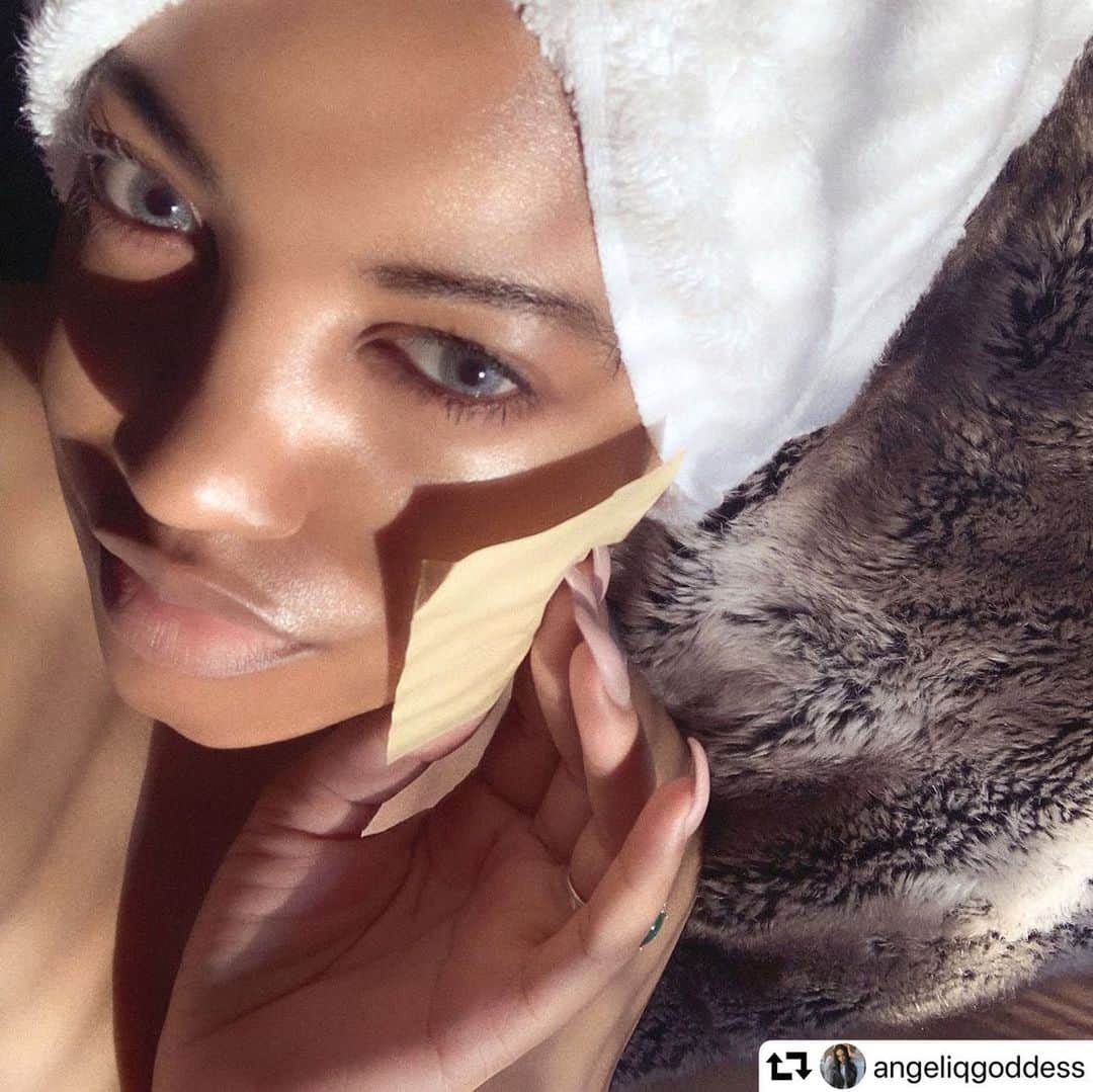 Palladio Beautyさんのインスタグラム写真 - (Palladio BeautyInstagram)「#repost @angeliqgoddess ・・・ Using @palladiobeauty blotting rice paper this morning to even out my skin Glow Booster I applied after my morning skincare routine-cleansing my skin, using my renewal oil and Glow Booster.   I love that their blotting paper is so versatile (can be used  for face prep or when you are feeling oily) as well as cruelty free, gluten free and vegan. Available on blind at PalladioBeauty.com or at a @sallybeauty near you  #PalladioBeauty #PalladioLovers #crueltyfreebeauty」6月30日 23時27分 - palladiobeauty