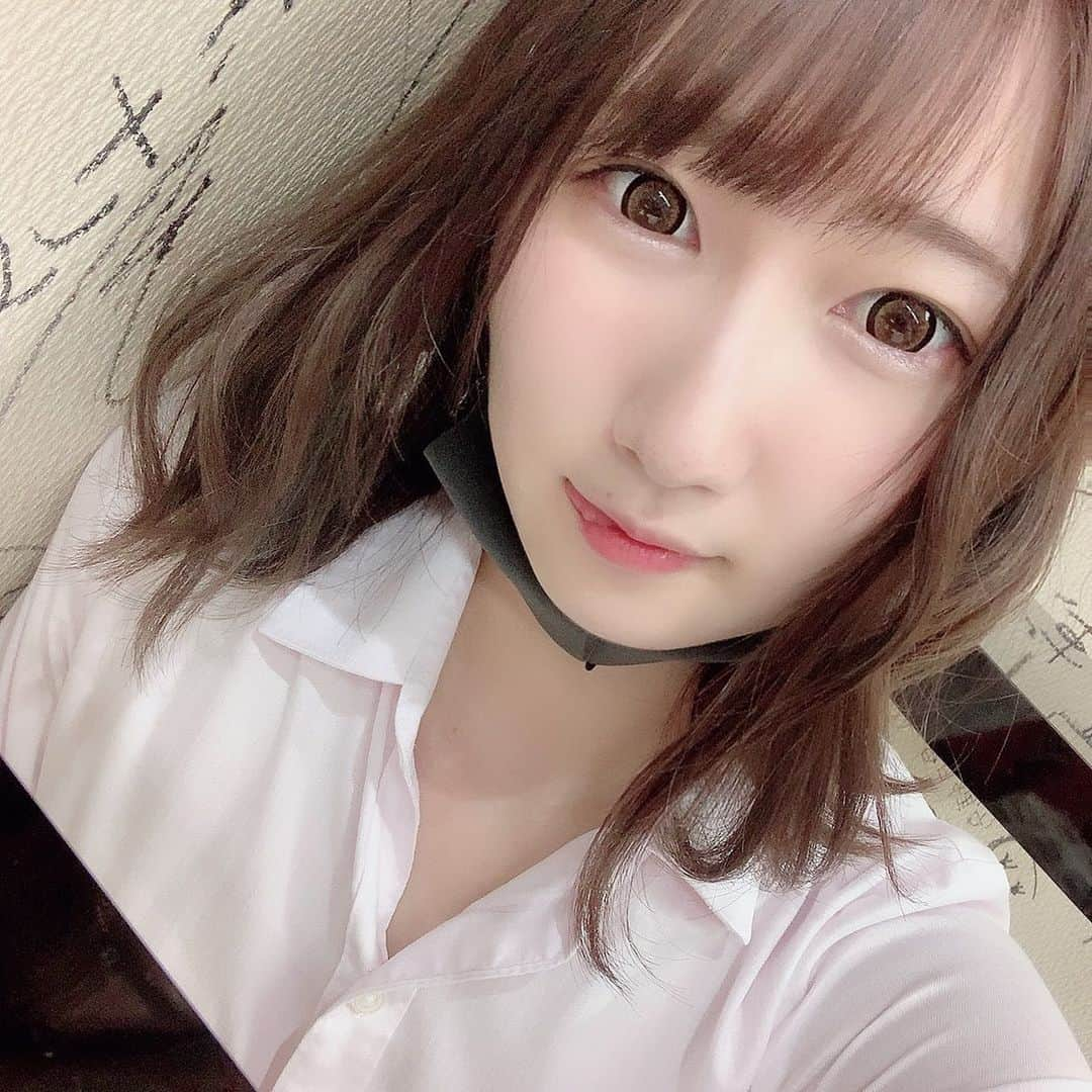 夢乃美咲のインスタグラム：「． 昨日女子社員酒場きてくれたひとありがと〜！脳みそバグった〜！わいた〜！ ． 明日も酒場にいます！今月後半はbarでようとおもってるんで酒場で会いたいひとはあしたきてね‪(◜ᴗ◝ ) がきさんとコスプレするよ！わいわい！ ． #1日1ゆめの #AV女優 #スーツ #アイドル #ミスid2021 #シャンパン #ロリ」