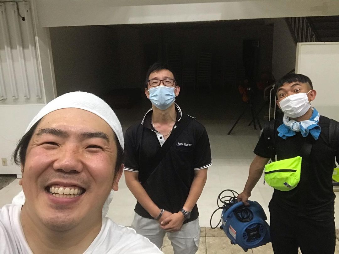 のインスタグラム：「‪掃除終了！‬  ‪天井と壁磨き！‬ ‪床の剥離からワックス！‬ ‪めちゃくちゃ大変やった。‬  ‪みんなご飯も食べてないなぁ。‬  ‪でもその分ピカピカになったから楽しみにしてて下さい！‬  ‪そして、かじ笑店のチームに入ってくれた【アクアサービス】さんに本当に感謝です！‬ ‪一緒に香川を盛り上げましょう！‬  ‪#かじ笑店‬」