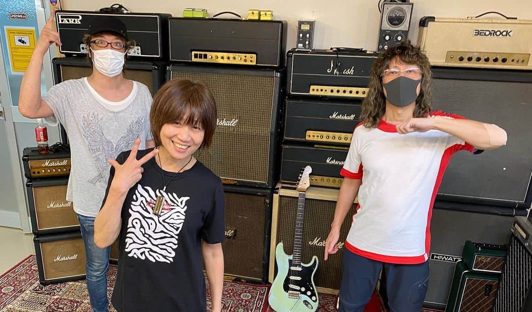 田村直美のインスタグラム：「昨日は7/3名古屋のアコースティックライブのリハ key DIEちゃん・Gt北島健二(kenny) と3人編成 リハは長丁場だったけどドンドン変化していくのが楽しかったなぁ　 アコースティックの醍醐味✨ さすがの二人なのだ  休憩中は名古屋にも登場する 換気マシーン　こちらもリハしました👍　社長自らやっておりますよー⭕️  リハ後には突然のインスタライブもしちゃいました 突然だったのに見てくれて　 みなさんありがとね  7/3ライブは生配信もします　是非見てください チケット・詳細はこちらより↓↓↓ https://passmarket.yahoo.co.jp/event/show/detail/01qb1h1119eg8.html」