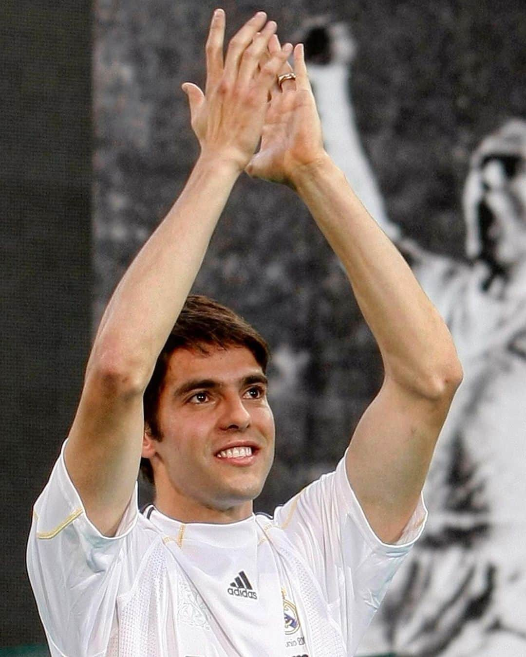 LFPさんのインスタグラム写真 - (LFPInstagram)「🇧🇷🔙 #OnThisDay 1️⃣1️⃣ years ago, @kaka was presented as @realmadrid's new player. • 🇧🇷🔙 #TalDíaComoHoy, hace 1️⃣1️⃣ años, #Kaká era presentado como nuevo jugador del #RealMadrid. • #LaLiga #LaLigaSantander #Football」6月30日 23時46分 - laliga