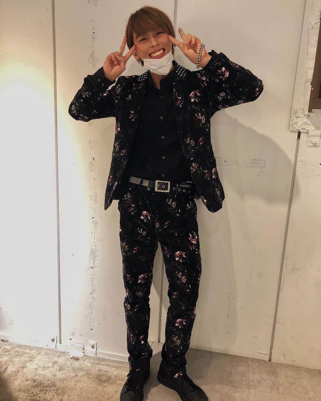 のインスタグラム：「バッチリ笑顔でダブルピース✌️✌️  筋トレのせいか、洗濯したせいか衣装が少しピチピチになったのは秘密、、、😂 #ピース #笑顔　#セットアップ　#ハデハデ」