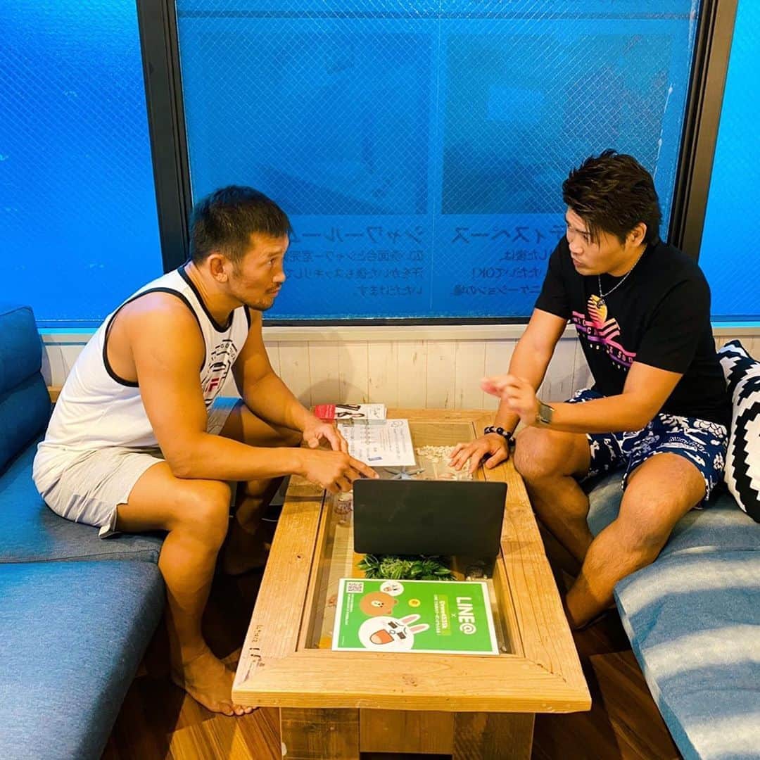 ストラッサー起一のインスタグラム：「今日は池本さんが経営する 【KICK BOX STYLE 福島】さんにお邪魔してきました。 ジムの内装はハワイをモチーフにしたデザインで、会員さんはパーソナル受けに来てる方々が大半で活気あるジムです👍 今日は池本さんと話せて良かったです。 また色々と楽しい企画やっていきましょう☺️ 本日はありがとうございました🙇‍♂️」