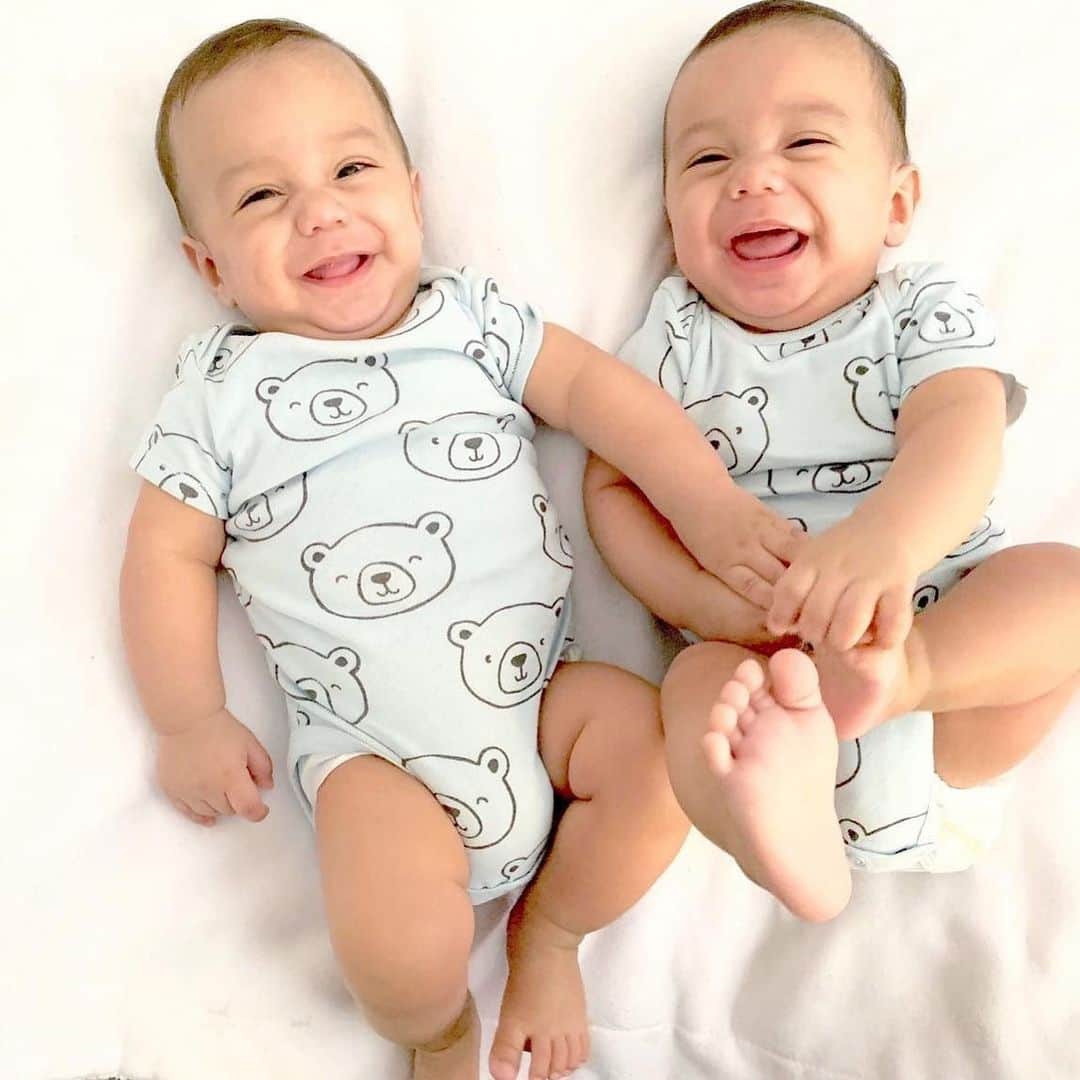 カーターズさんのインスタグラム写真 - (カーターズInstagram)「Tuesday #twinning with these bear-y cute smiles! 🐻💙💙 #doublethecuteness #identicaltwins #lovecarters 📷: @twins_rm」6月30日 23時49分 - carters