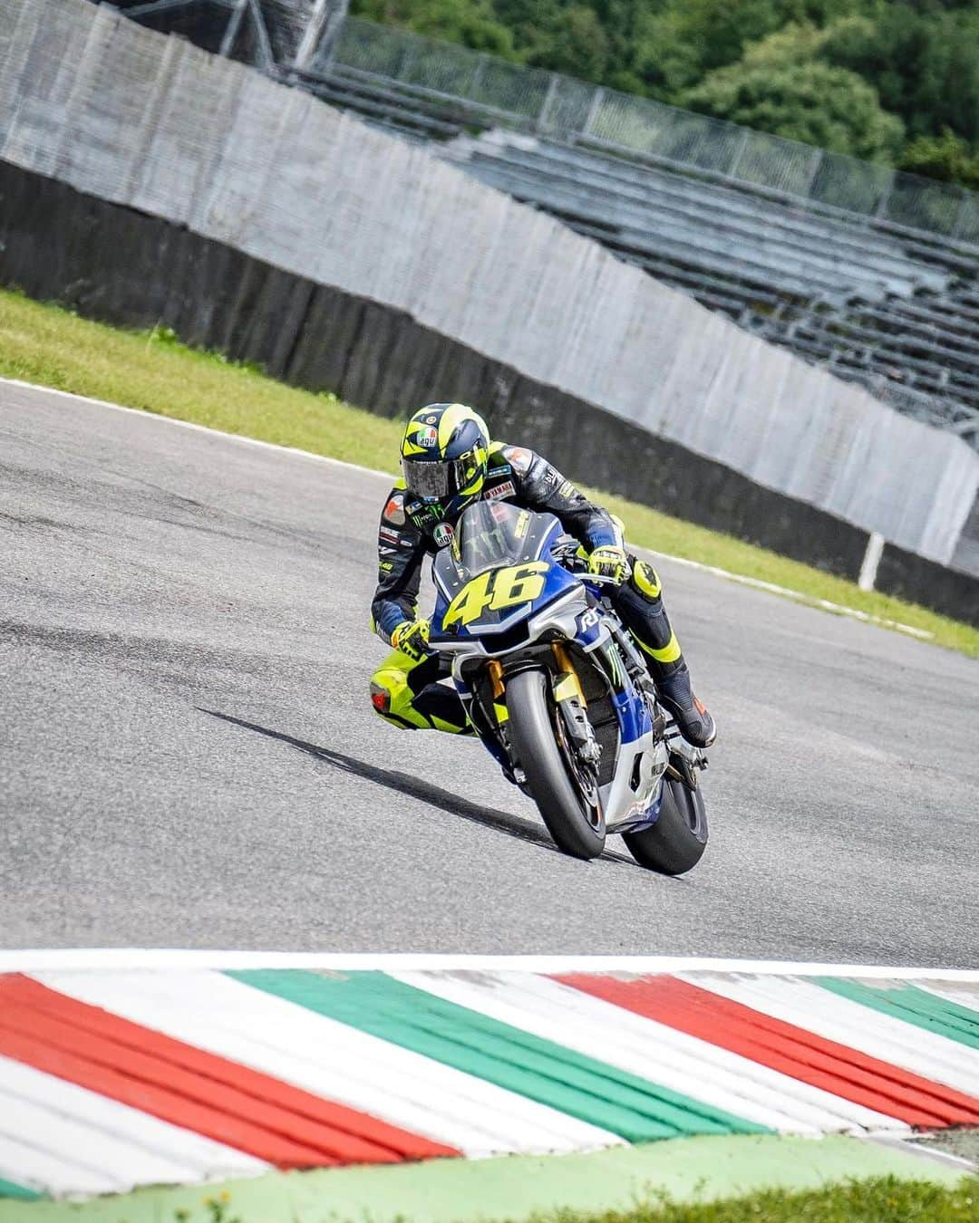 バレンティーノ・ロッシさんのインスタグラム写真 - (バレンティーノ・ロッシInstagram)「Giugno non è bello se non si va al Mugello! Training at the @mugellocircuit with the @vr46ridersacademyofficial  📸 @camilss」6月30日 23時59分 - valeyellow46