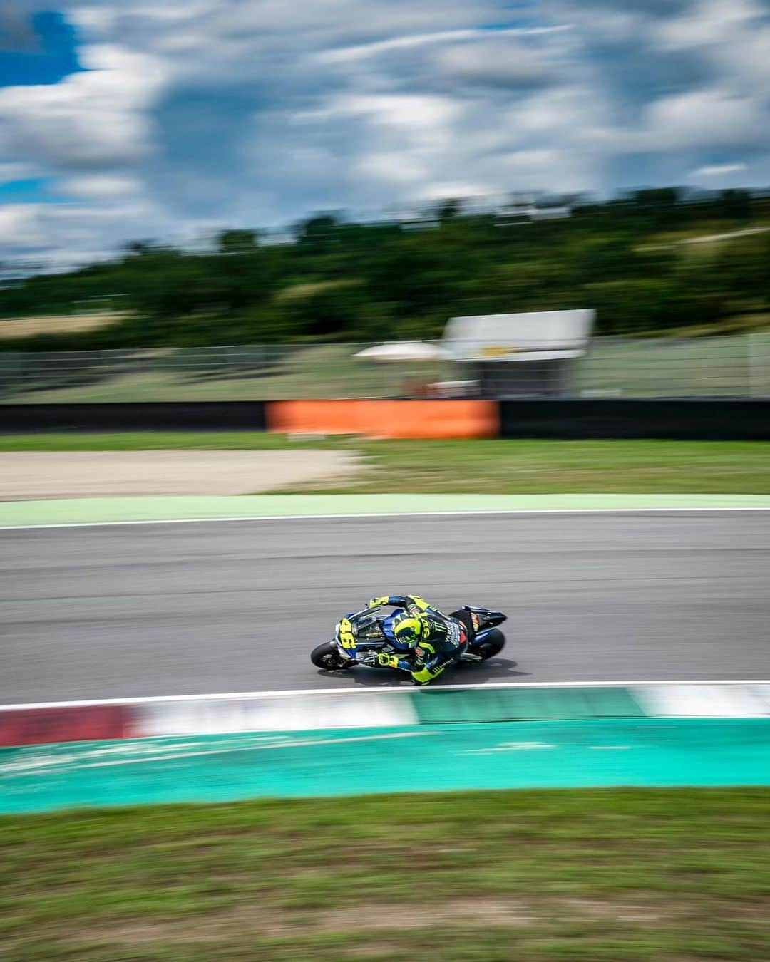 バレンティーノ・ロッシさんのインスタグラム写真 - (バレンティーノ・ロッシInstagram)「Giugno non è bello se non si va al Mugello! Training at the @mugellocircuit with the @vr46ridersacademyofficial  📸 @camilss」6月30日 23時59分 - valeyellow46