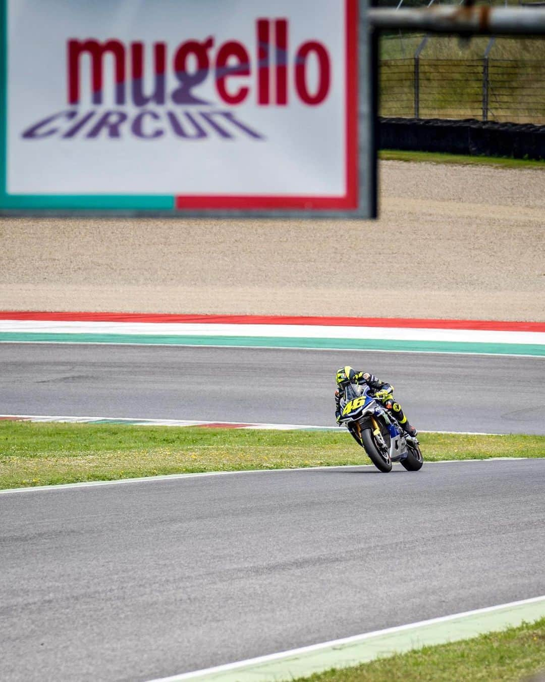 バレンティーノ・ロッシさんのインスタグラム写真 - (バレンティーノ・ロッシInstagram)「Giugno non è bello se non si va al Mugello! Training at the @mugellocircuit with the @vr46ridersacademyofficial  📸 @camilss」6月30日 23時59分 - valeyellow46