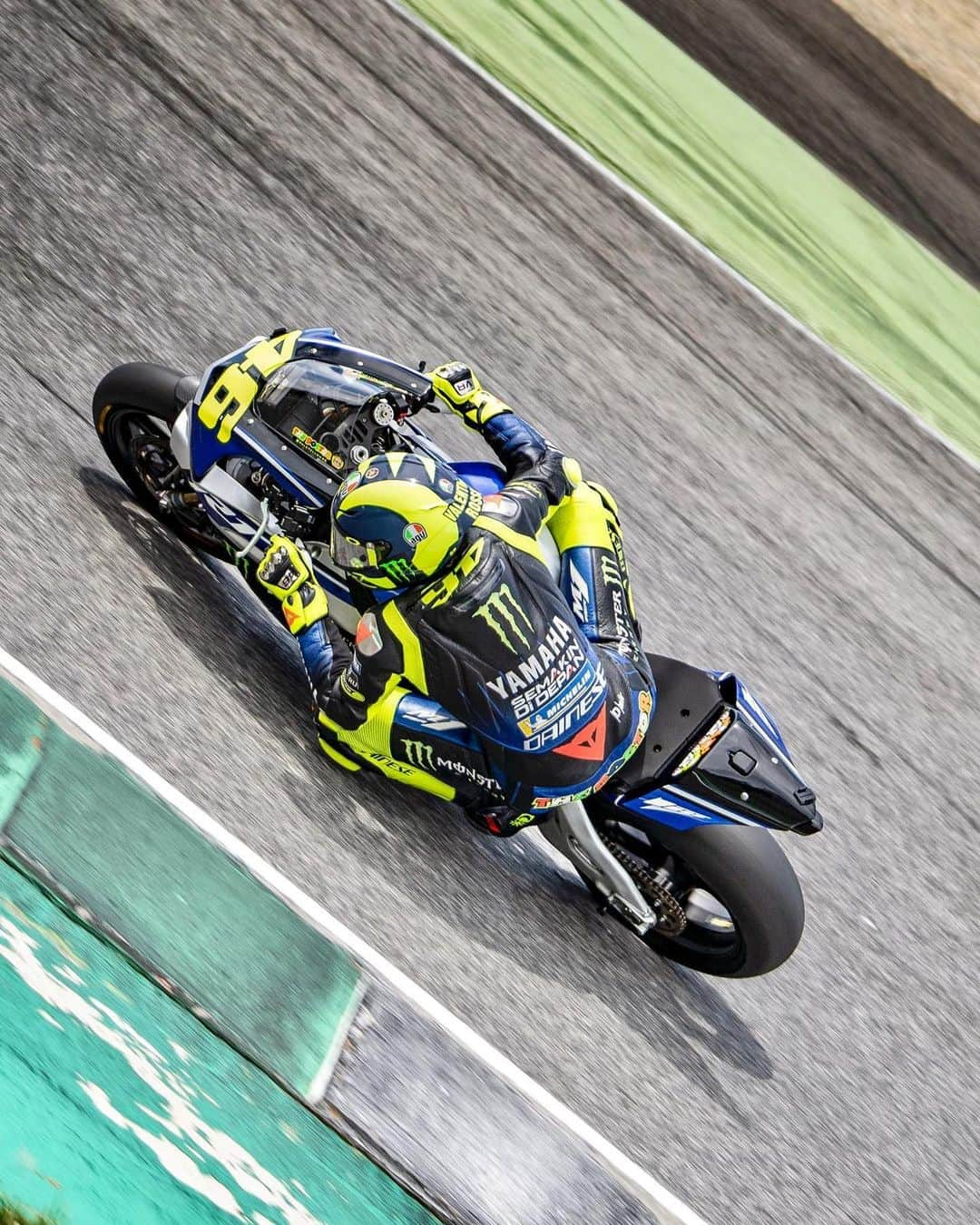 バレンティーノ・ロッシさんのインスタグラム写真 - (バレンティーノ・ロッシInstagram)「Giugno non è bello se non si va al Mugello! Training at the @mugellocircuit with the @vr46ridersacademyofficial  📸 @camilss」6月30日 23時59分 - valeyellow46