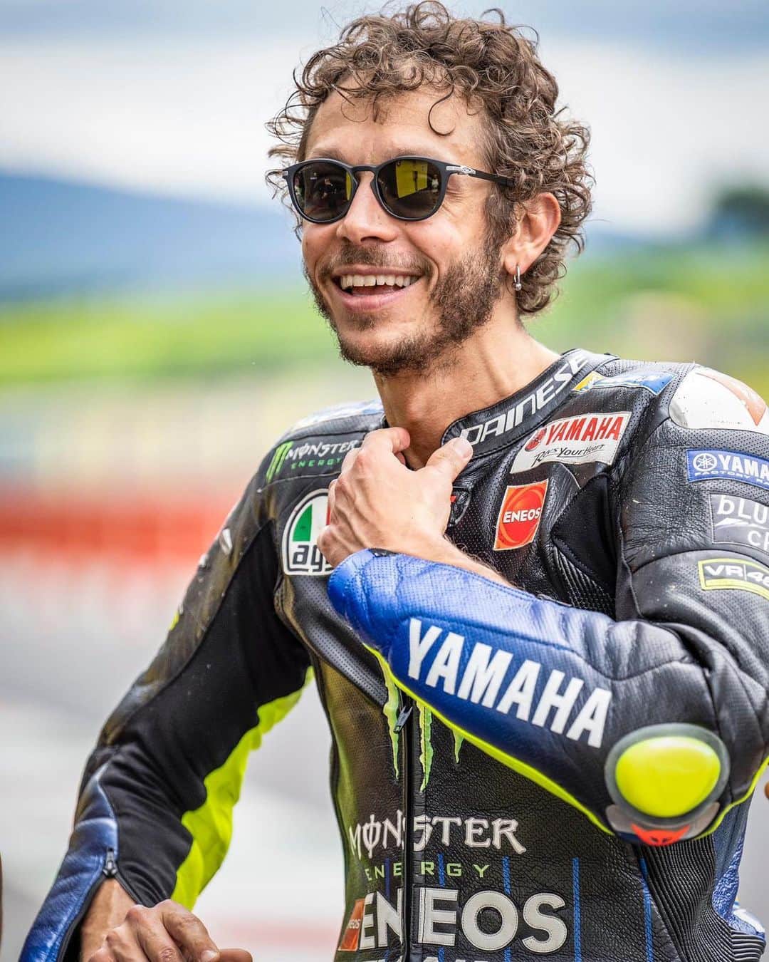 バレンティーノ・ロッシのインスタグラム：「Giugno non è bello se non si va al Mugello! Training at the @mugellocircuit with the @vr46ridersacademyofficial  📸 @camilss」