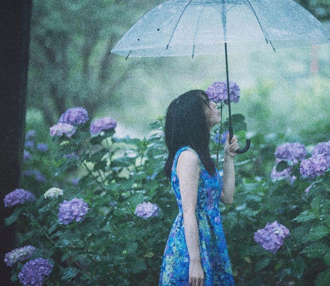 奥野香耶のインスタグラム：「・ ・ photo(@tkhsmnr108 ) ・ ・ #6月 #の #雨の日  #梅雨  #紫陽花  #傘  #japanese  #photo  #portraitofjapan  #ザラザラ加工」