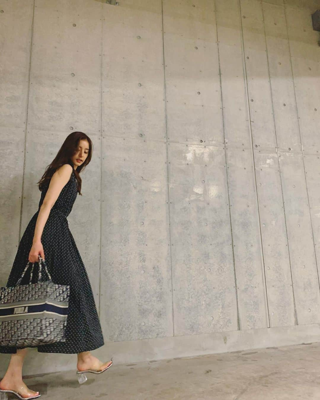 新木優子さんのインスタグラム写真 - (新木優子Instagram)「私服  one piece : @snidel_official  shoes : @zara  bag : @dior   完璧に可愛い形そして素材も透け感も👏🏻 細かい水玉模様だよ●○  撮影の時だけマスク外しています🙇🏻‍♀️✨  #fashion #mystyle」6月30日 23時53分 - yuuuuukko_