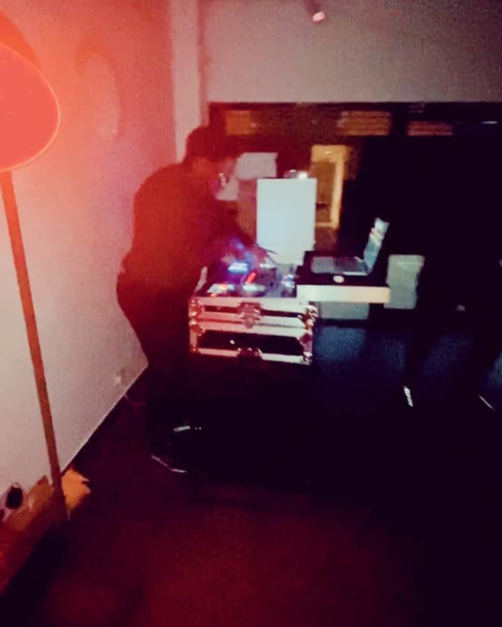 Emeli Sandéのインスタグラム：「Happy Congolese Independence Day  🇨🇩❤️🇨🇩 @rychusryterpromo and @dj.kmatt teaching me all the moves!! 👑 👑  #Congo60」