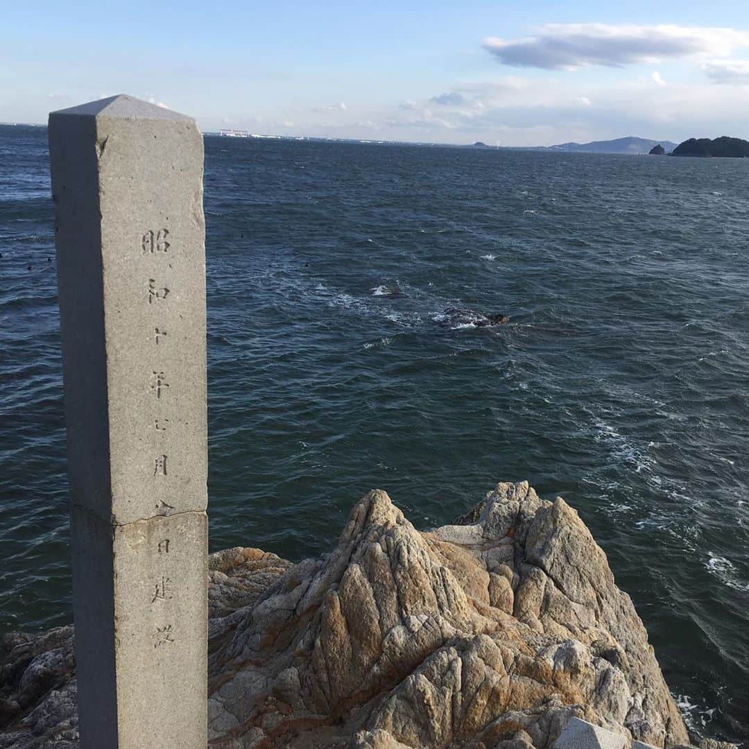 トロたんさんのインスタグラム写真 - (トロたんInstagram)「トロたんと旅するIN愛知 【4枚目トライポフォビアの方はちょっとだけ閲覧注意⚠】 国の天然記念物 愛知竹島！※愛知県蒲郡市の三河湾に浮かぶ小島の無人島 パワースポット八百富神社風がめちゃくちゃ強かった…！ そして激推しきておきたい 竹島ファンタジー館！※一般受けは悪いみたいですが個人的にゾクゾクして凄い好きな空間でした。 5500万個の貝殻がここに来ればみれますあっちもこっちも貝殻です。 とにかく貝殻！ワシントン条約で今は手に入らない貝殻がゴロゴロあって感激しました🤣 無理な人多そうだからのせれませんが フジツボとかのプツプツとかゾワゾワして好きだって気づいちゃったよね🥺 #トロたんと旅する #八百富神社  #愛知 #愛知県 #蒲郡 #竹島 #竹島ファンタジー館 #貝殻 #貝 #観光地 #トライポフォビア #museum  #旅スタグラム #旅行 #旅行好き女子 #観光 #たびすたぐらむ #tbt #Japanese #japanesegirl  #selfie #Japan #Japantrip #Japantravel #animal #女子旅  #旅 #trip #travel #photo」7月1日 0時07分 - torotan_tan