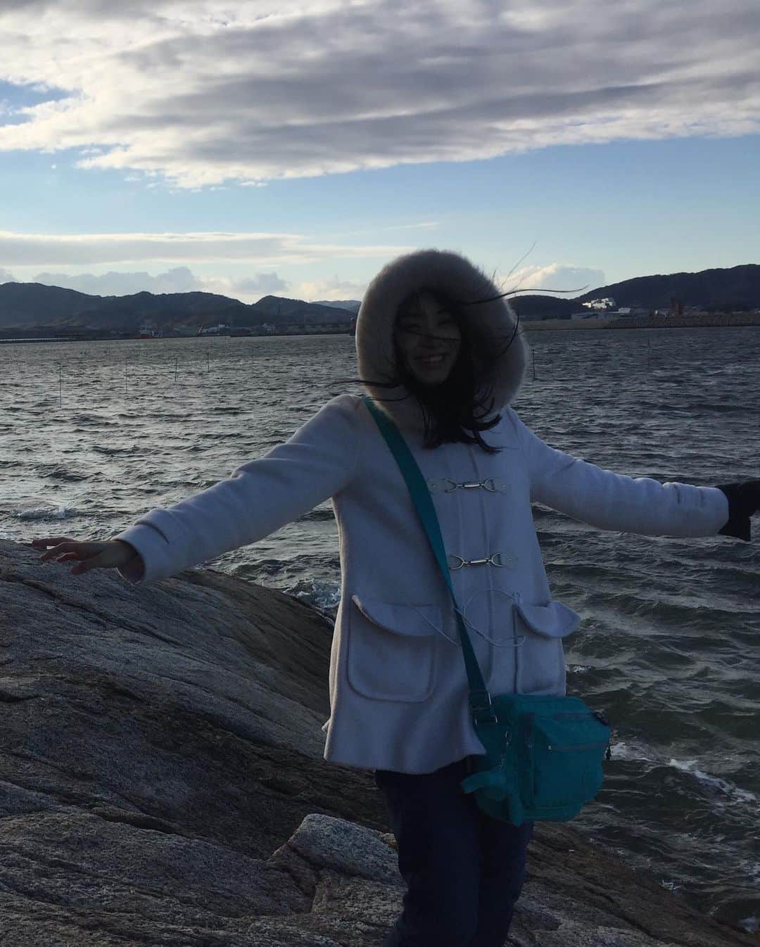 トロたんさんのインスタグラム写真 - (トロたんInstagram)「トロたんと旅するIN愛知 【4枚目トライポフォビアの方はちょっとだけ閲覧注意⚠】 国の天然記念物 愛知竹島！※愛知県蒲郡市の三河湾に浮かぶ小島の無人島 パワースポット八百富神社風がめちゃくちゃ強かった…！ そして激推しきておきたい 竹島ファンタジー館！※一般受けは悪いみたいですが個人的にゾクゾクして凄い好きな空間でした。 5500万個の貝殻がここに来ればみれますあっちもこっちも貝殻です。 とにかく貝殻！ワシントン条約で今は手に入らない貝殻がゴロゴロあって感激しました🤣 無理な人多そうだからのせれませんが フジツボとかのプツプツとかゾワゾワして好きだって気づいちゃったよね🥺 #トロたんと旅する #八百富神社  #愛知 #愛知県 #蒲郡 #竹島 #竹島ファンタジー館 #貝殻 #貝 #観光地 #トライポフォビア #museum  #旅スタグラム #旅行 #旅行好き女子 #観光 #たびすたぐらむ #tbt #Japanese #japanesegirl  #selfie #Japan #Japantrip #Japantravel #animal #女子旅  #旅 #trip #travel #photo」7月1日 0時07分 - torotan_tan
