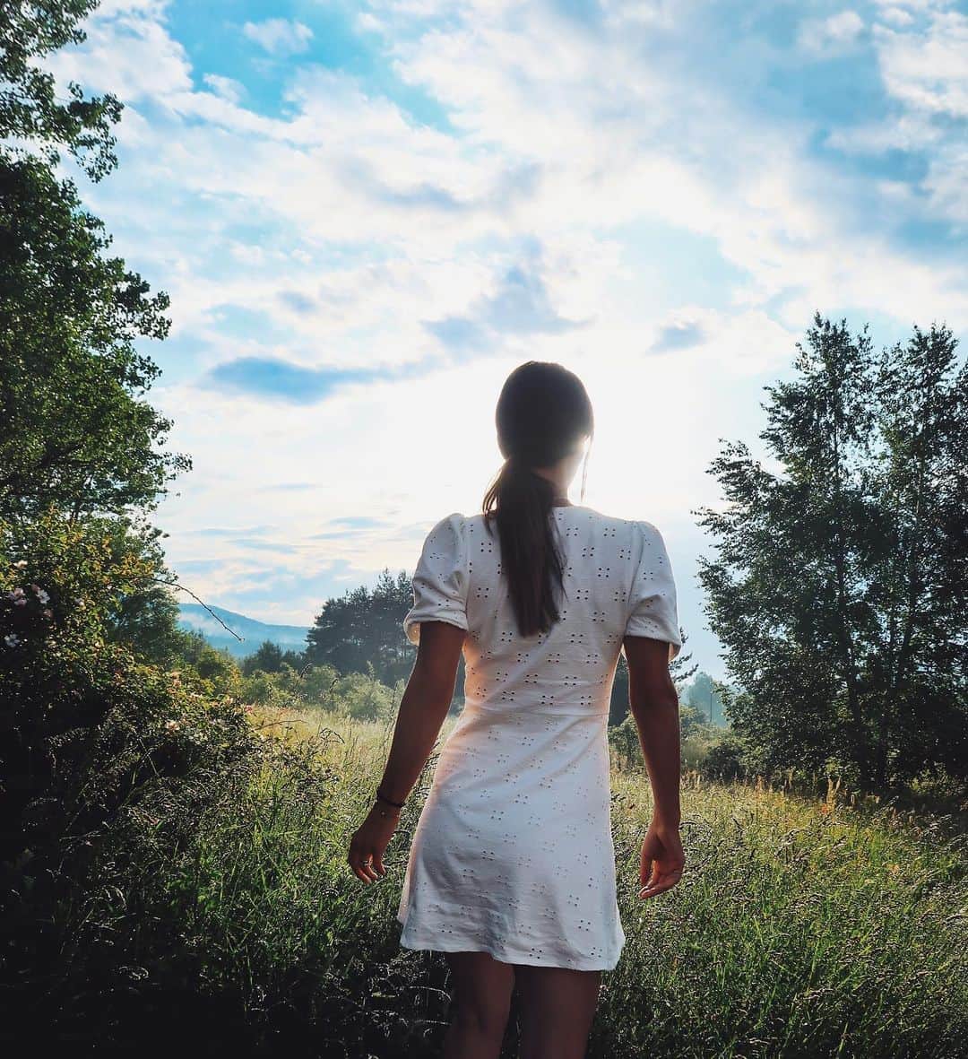 ツベタナ・ピロンコバさんのインスタグラム写真 - (ツベタナ・ピロンコバInstagram)「The girl and the sunset... 🌅 🌅 🌅  #nature #sunset #fairytale」7月1日 0時07分 - tpironkova