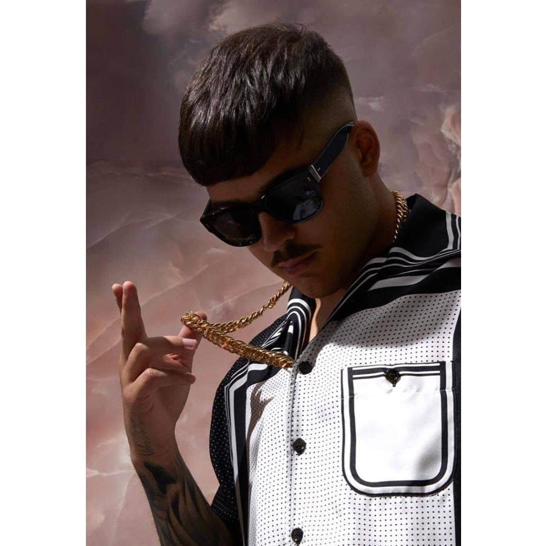 ドルチェ&ガッバーナさんのインスタグラム写真 - (ドルチェ&ガッバーナInstagram)「⁣Repost from @realgeolier2  ⠀ For his new album release, Geolier wears an entire look from the #DGSS20 collection composed of a black and white shirt and a pair of #DGEyewear.⠀  ⠀ #DGCelebs #DGFamily #DolceGabbana」7月1日 0時00分 - dolcegabbana
