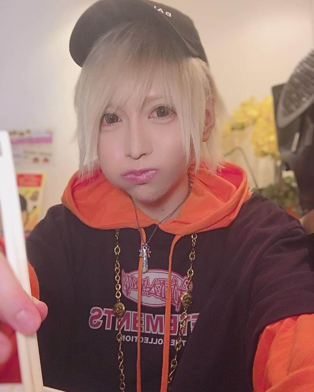 マシロンケーキのインスタグラム：「. また前髪切ろうかなあ💇‍♂️ もう2年くらい前なのか。 . #vetemens#chromehearts#supreme#balenciaga#gucci#bvlgari#chanel#adidas#hermes#chanluu#マシロンケーキ#fashion#載せてなかったので載せる#たこ焼き食べてる」