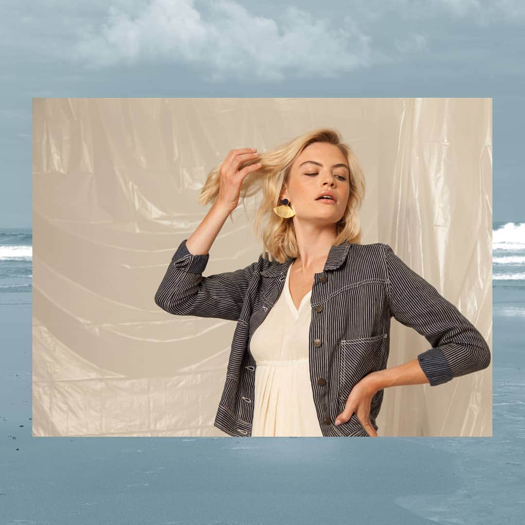 ベンシモンのインスタグラム：「Alors, qui pense avoir résolu le mystère de la B79 ? 😉 ​L'indice du jour est "fait main et toujours plus responsable" ! 🔍 Ça donne envie non ? 😊 ​Vous avez jusqu'à jeudi soir pour participer sous notre publication de vendredi avec le logo 💙 ​🇬🇧 So, who thinks they've solved the mystery of the B79? 😉 Today's clue is "handmade and always more responsible"! 🔍 You have until Thursday evening to participate under our publication with the logo 💙 Merci @barbarisme.paris pour ces sublimes BO ​#bensimon #B79 #new #jeuconcours #concours #mysterebensimon #indicebensimon」
