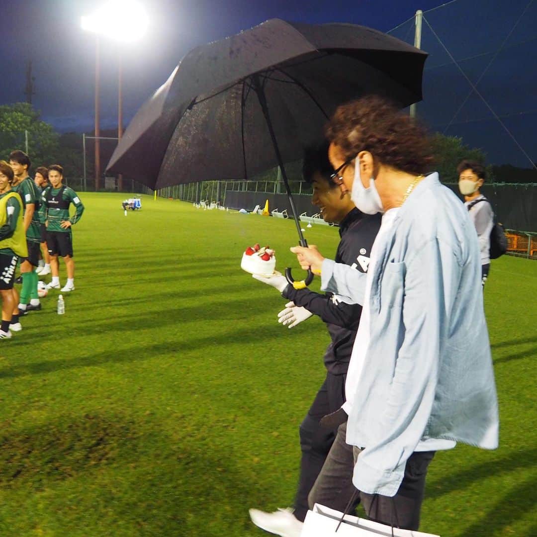 東京ヴェルディさんのインスタグラム写真 - (東京ヴェルディInstagram)「緑のショウヘイとして、Ｊリーグ通算300試合出場を達成した #高橋祥平 選手。  オフ明け初日の練習後、お祝いのケーキが用意され、ラモス瑠偉TDが傘をさして雨から守る一幕がありました。  少し照れ気味のショウヘイ。 そこに魔の手が…。  背後からこっそり忍び寄った #クレビーニョ 選手にケーキを顔にぶつけられてしまいました。  試合後「俺の300試合よりヴェルディの昇格が大事」と語ったショウヘイ。一緒に行こう、Ｊ1へ。  #高橋祥平 #jリーグ通算300試合出場  #klebinho #ninja  #イタズラ小僧 #東京ヴェルディ #ヴェルディ  #tokyoverdy #verdy #東京 #tokyo」7月1日 0時12分 - tokyo_verdy
