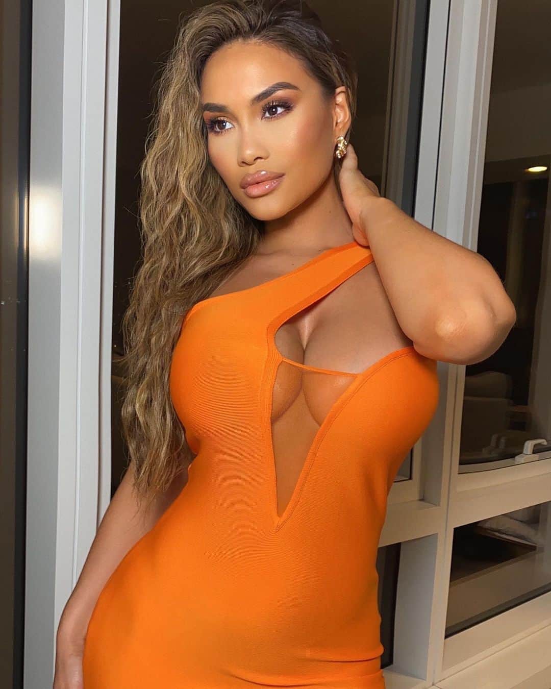 ダフネ・ジョイのインスタグラム：「Thought we could use a pop of color 🧡 @catwalk_connection」