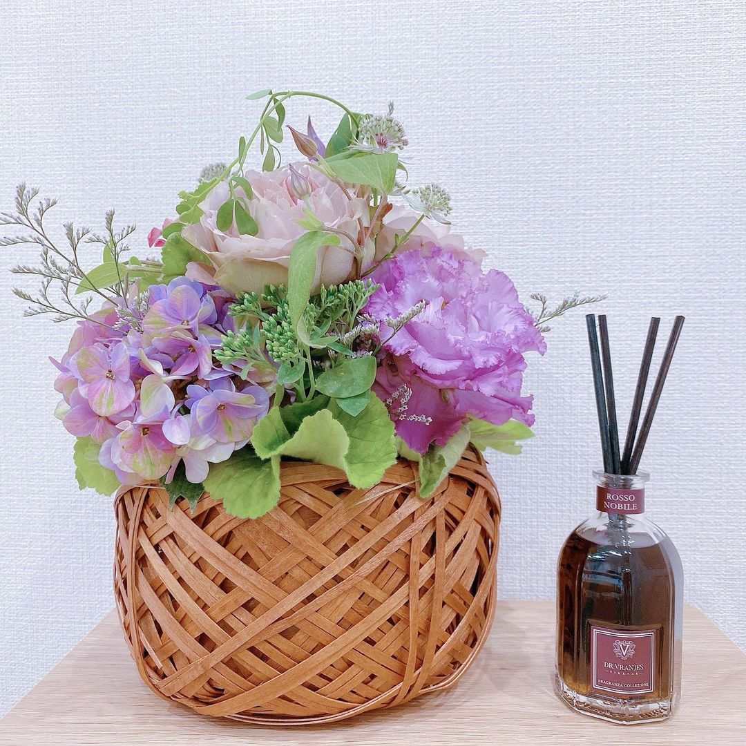 なかやまちえこのインスタグラム：「シェアサロンにと、とても素敵なお花とディフューザーを頂きました😌🙏💓✨✨⠀ 牧校長ありがとうございます😭🙏🙏🙏✨✨✨⠀ ⠀ お花もディフューザーもさっそく置かせて頂きましたら、なんととっても良い香りで😳😳😳❤️⠀ 甘いのに爽やかさもあり、お花とフルーツの間のような香りで…最高です😳🙌🙌🙌💓⠀ #ネイルサロン #シェアサロン #シェアネイルサロン #nailsalon #代官山 #ネイル #ジェルネイル #シェアサロン東京 #お花のある暮らし #ディフューザー」